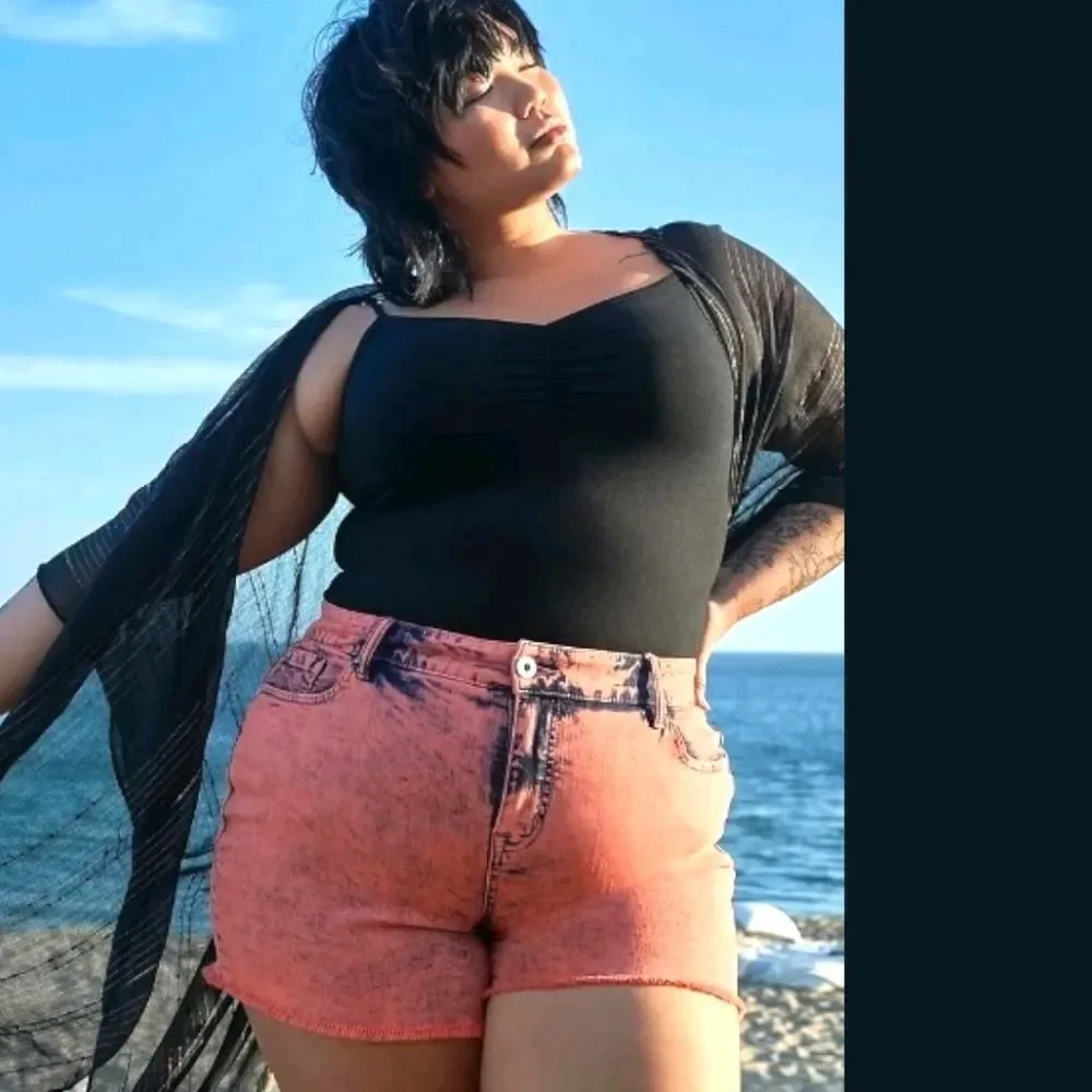 New Torrid Plus Size Coral Acid Wash Mid- Rise Vintage Shorts. - Picture 5 of 16